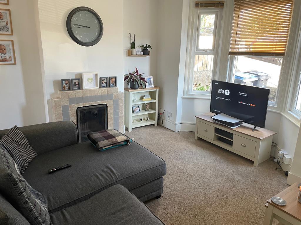 Lot: 45 - BAY-FRONTED HOUSE FOR INVESTMENT - Living room